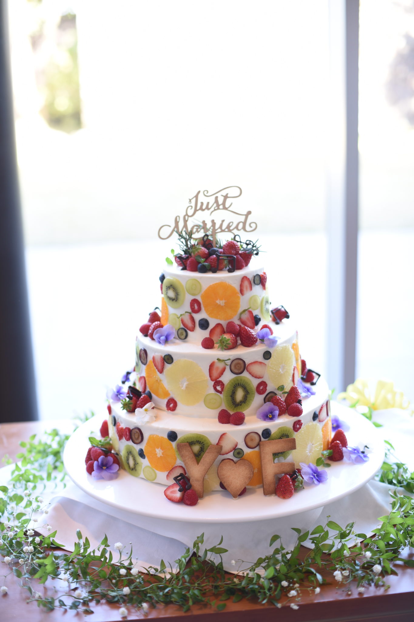 フルーツたっぷり カラフルなウエディングケーキ 公式 結婚式場 四日市市 アクアリュクス 三重県四日市駅