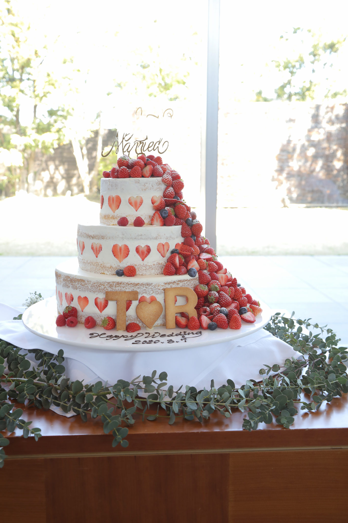 イチゴたっぷりウエディングケーキ 公式 結婚式場 四日市市 アクアリュクス 三重県四日市駅