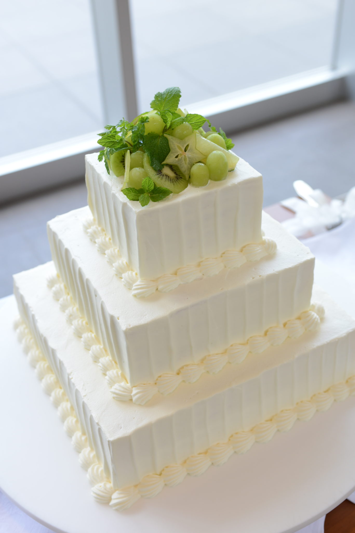シンプルおしゃれなウェディングケーキ 公式 結婚式場 四日市市 アクアリュクス 三重県四日市駅
