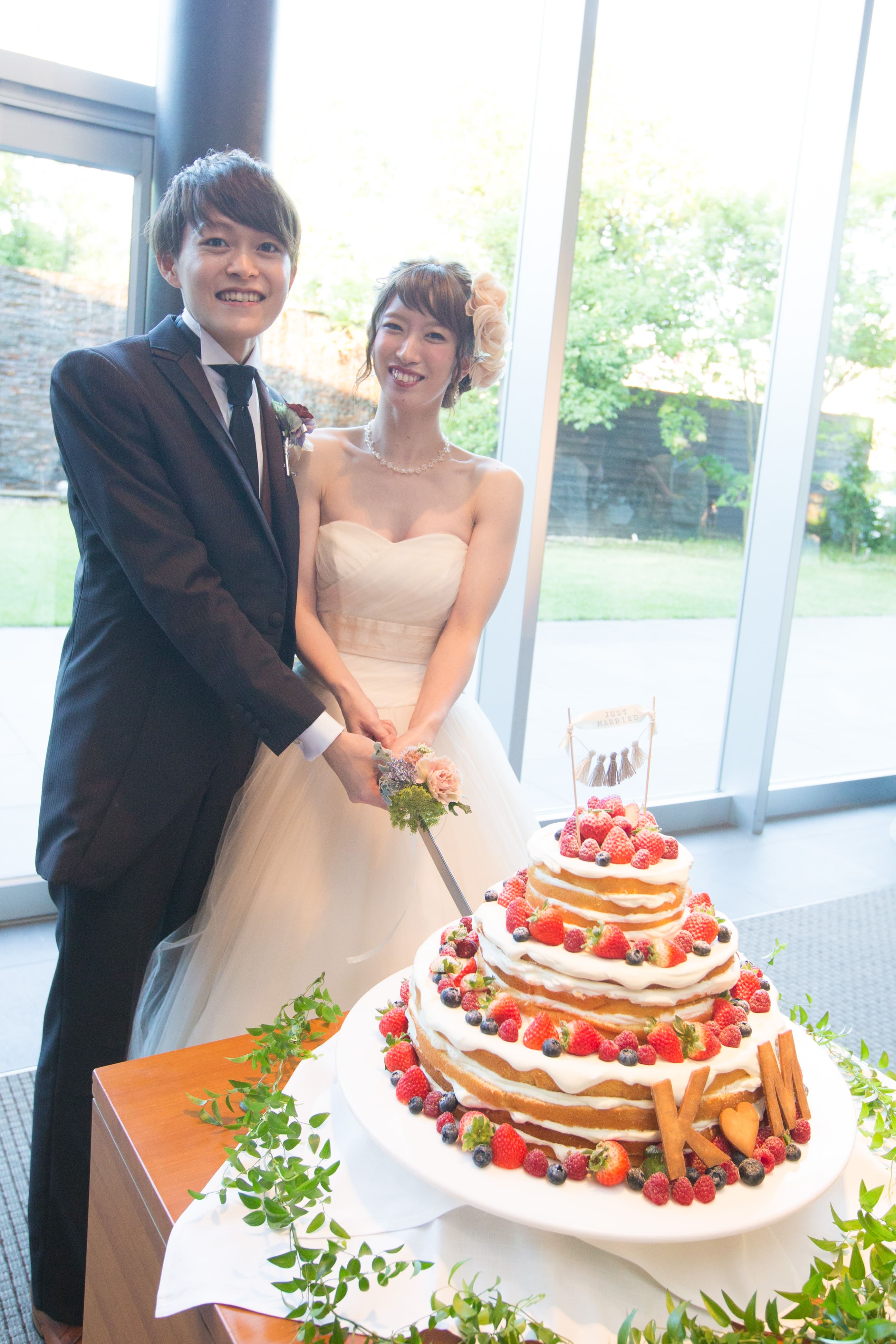 笑顔あふれるケーキ入刀シーン 公式 結婚式場 四日市市 アクアリュクス 三重県四日市駅
