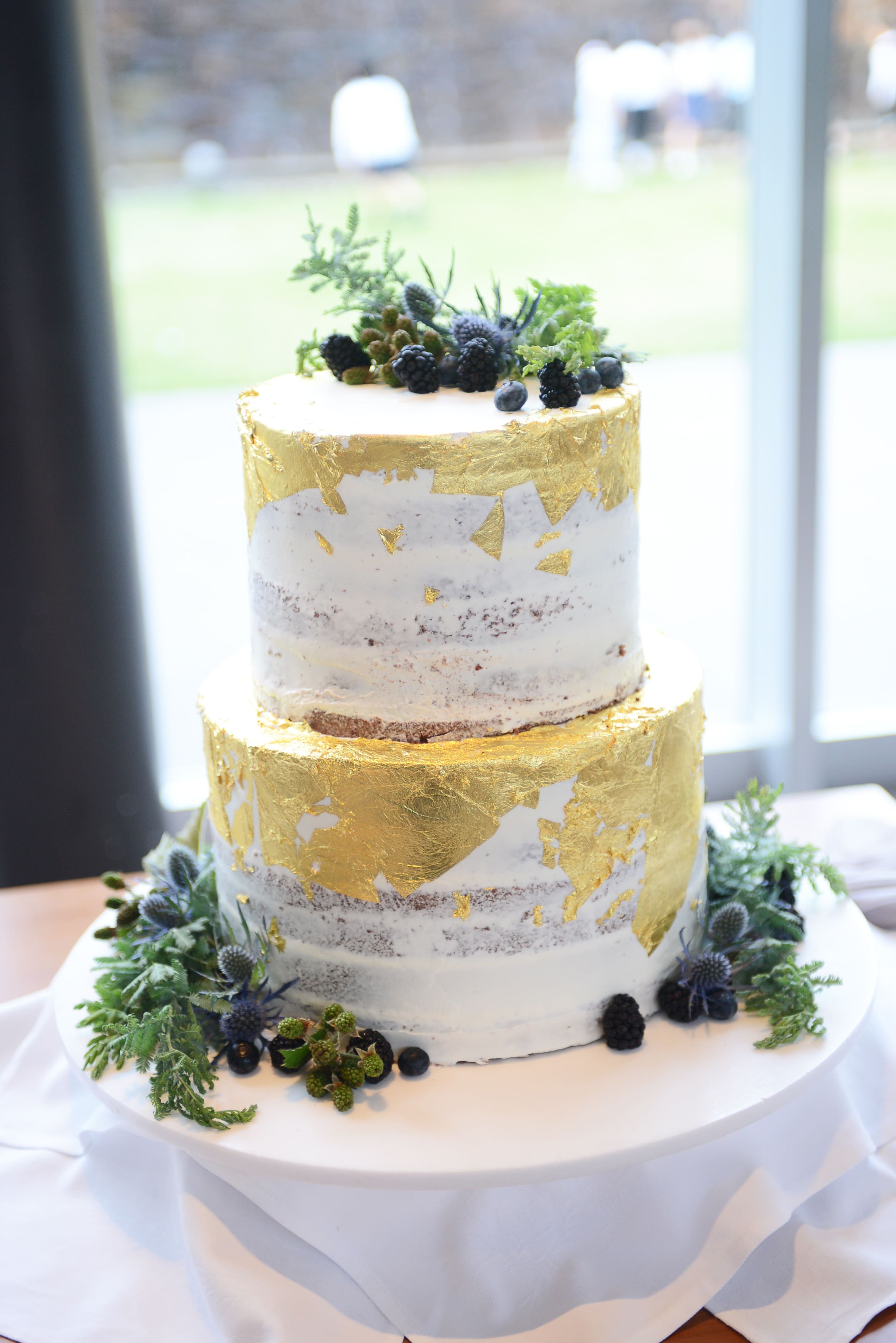 縦長の2段ケーキがオシャレ 公式 結婚式場 四日市市 アクアリュクス 三重県四日市駅