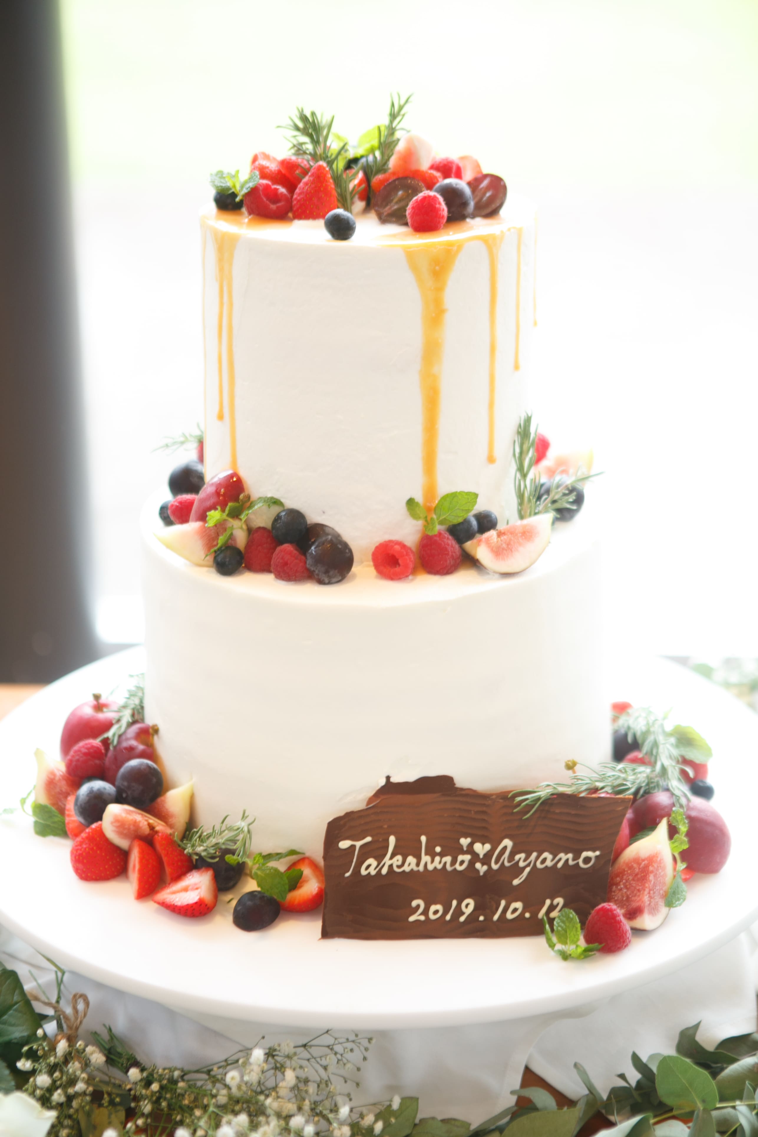 縦長の2段ケーキがオシャレ 公式 結婚式場 四日市市 アクアリュクス 三重県四日市駅